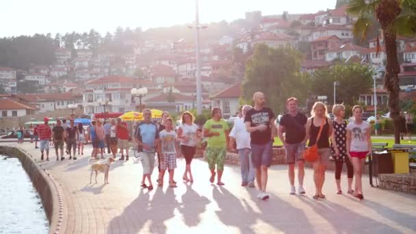 OHRID, MACÉDOINE, JUIN 2015 : Scène quotidienne de la ville d'Ohrid en Macédoine, célèbre pour son centre historique classé par l'Unesco et son magnifique lac séparant la Macédoine de l'Albanie . — Video