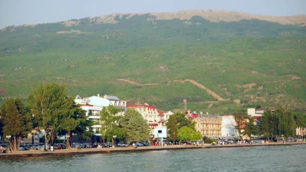 Ohrid, Makedonie, červen 2015: Pohled krásné přímořské město Ochrid od Ohridského jezera. Ohrid je známý pro jeho seznamu UNESCO historické centrum a krásné jezero oddělující Makedonie z Albánie. — Stock video