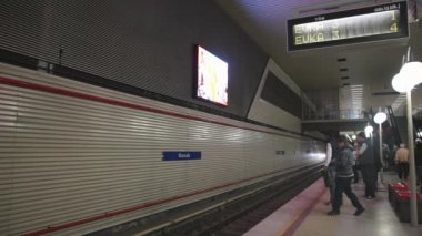 Izmir Metro, Tren istasyona geliyor ve insanlara tren Izmir şehir merkezi Konak, Aralık 2015 - Izmir - Türkiye
