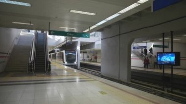 Izmir Metro, Tren istasyona geliyor ve insanlar Ege Üniversitesi'nde, Aralık 2015 - Izmir - Türkiye trenden in