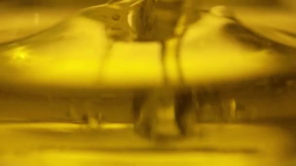 Выливание оливкового масла в бутылку (замедленная съемка) ) — стоковое видео