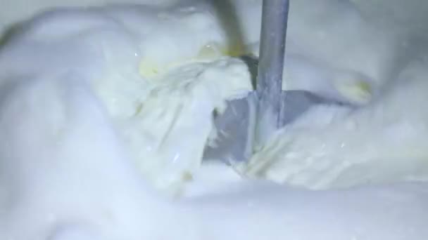 Produção de produtos lácteos na fábrica — Vídeo de Stock