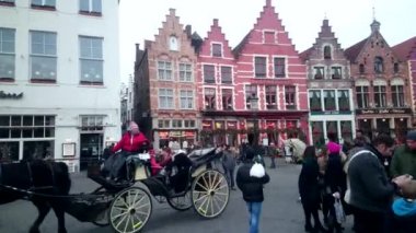 Brugge, Belçika - Ocak 2016: Binicilik phaeton Bruges Şehir merkezinde sokak
