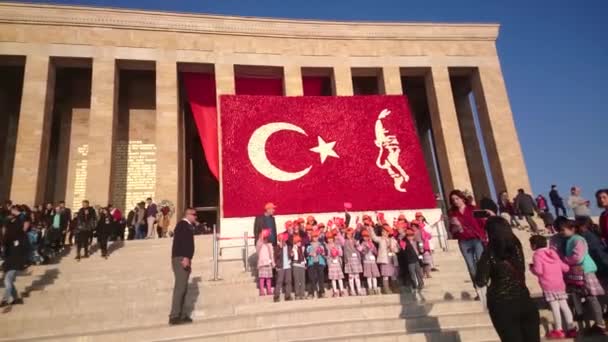 Ankara - Anitkabir, 10 listopada 2015: Ludzi i szkoły zwiedzanie Mauzoleum Atatürka. — Wideo stockowe