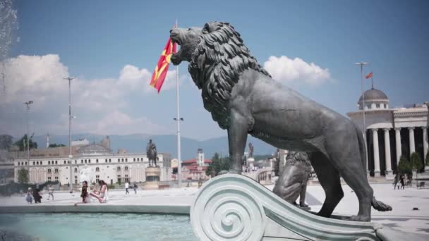 SKOPJE MACEDONIA - JULHO, 2015: Mostra de água e estátuas de leão sob Alexandre, o Grande Monumento em Skopje - Macedônia — Vídeo de Stock