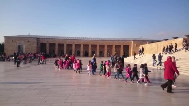 ANKARA - ANITKABIR, 10 DE NOVIEMBRE DE 2015: Personas y escuelas que visitan el mausoleo de Ataturk . — Vídeo de stock