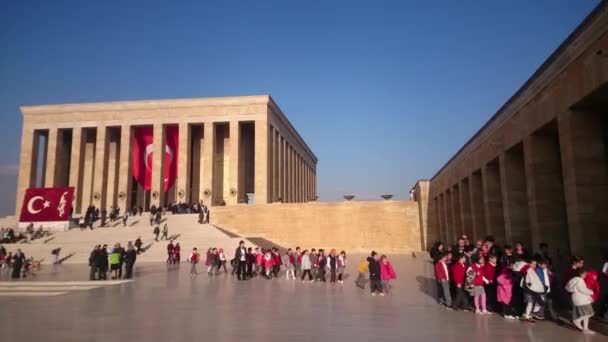 Ankara - Anitkabir 2015 10 November: Människor och skolor besöker Atatürks mausoleum. — Stockvideo