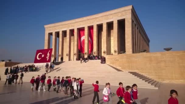 ANKARA - ANITKABIR, 2015 NOVEMBRO 10: Pessoas e escolas que visitam o mausoléu de Ataturk . — Vídeo de Stock