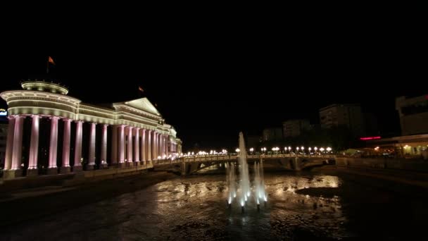 SKOPJE MACEDONIA - JULIO 2015: Museo Arqueológico Nacional y Río Vardar en la noche en Skopje Macedonia . — Vídeo de stock