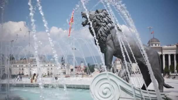 Skopje-Macedonië - juli, 2015: Water show en leeuw beelden onder Alexander het grote Monument in Skopje - Macedonië — Stockvideo