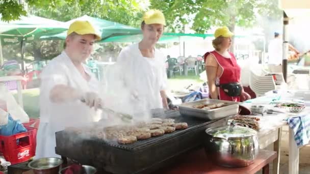 KARDZHALI- BULGARIA, JULIO 2015: Barbacoa a la parrilla shish kebab — Vídeos de Stock