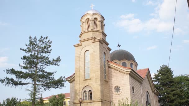 KARDZHALI - BULGARIA, JULIO 2015: Edificio de iglesias y torre de iglesias — Vídeo de stock