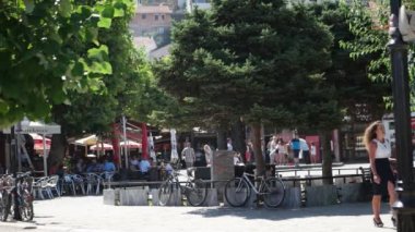 Prizren - Kosova, Temmuz 2015: Görünüm Prizren Şehir Meydanı. Prizren Kosova'daki bulunan tarihi bir şehirdir.