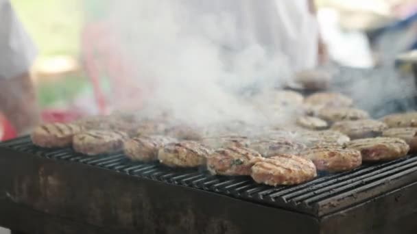 Barbecue grliling shish kebab gehaktballen op Kardzhali Turkse festival - Bulgarije — Stockvideo