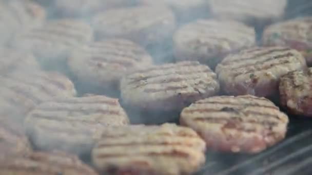 Barbecue grliling shish kebab gehaktballen op Kardzhali Turkse festival - Bulgarije — Stockvideo