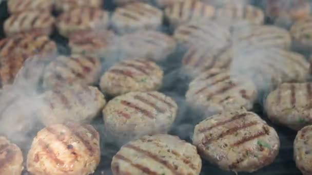 Barbecue grliling shish kebab meatballs at Kardzhali Turkish festival - Bulgaria — Stock Video