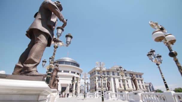 SKOPJE MACEDONIA - LUGLIO 2015: Le persone che camminano sul ponte con statue e arti — Video Stock