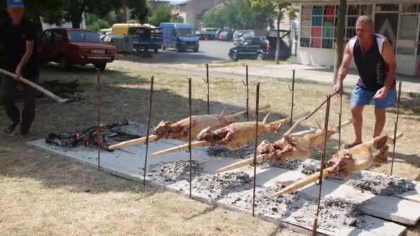KARDZHALI - BULGARIA LUGLIO 2015: Barbecue tradizionale bulgaro di agnello arrosto . — Video Stock