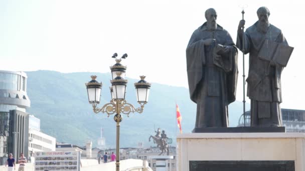 Skopje Mazedonien - Juli 2015: Alltag im Stadtzentrum von Skopje — Stockvideo