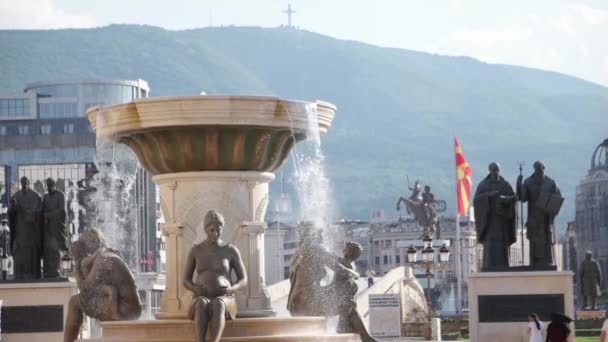 Skopje Makedonien - juli 2015: Vardagsliv på city center i Skopje — Stockvideo