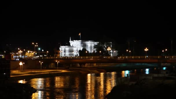 Κυβερνητικό κτίριο και ποταμό Vardar στα Σκόπια — Αρχείο Βίντεο