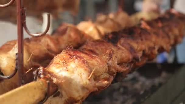 Gegrilde gebraden kippen op een spit in Kardzhali Turks festial - Bulgarije — Stockvideo