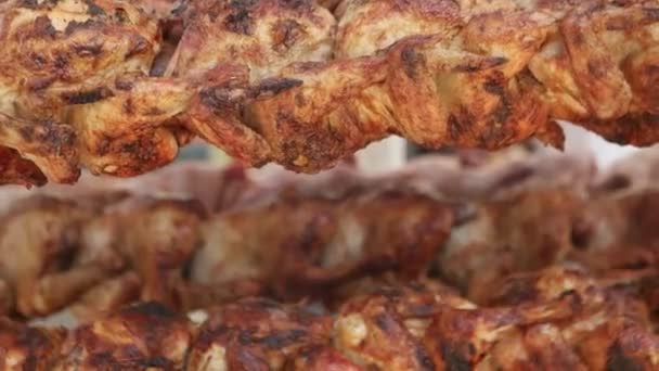 Poulets rôtis grillés sur une broche au festival turc Kardzhali - Bulgarie 