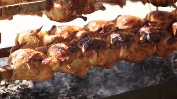 Gegrillte gebratene Hühner am Spieß beim türkischen Fest kardzhali - Bulgarien — Stockvideo