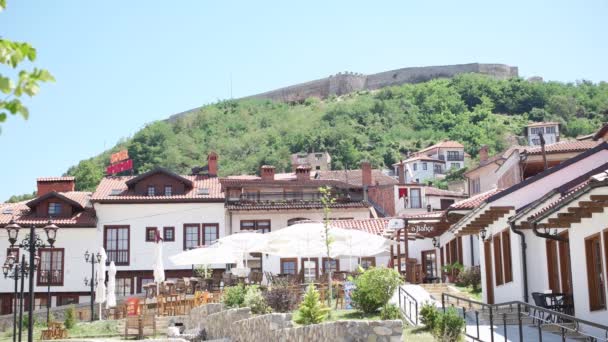 Prizrenu - Kosovo, červenec 2015: Pohled na Prizrenu. Prizren je historické město ležící v Kosovu. — Stock video