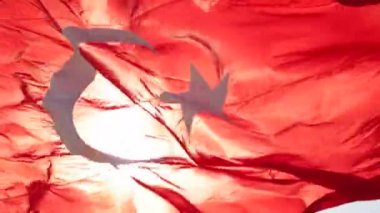 İstanbul'da güneşli arka planla türk bayrağı sallanıyor