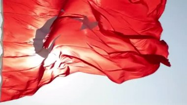 Türk bayrağı yavaş ile güneşli arka plan sallayarak