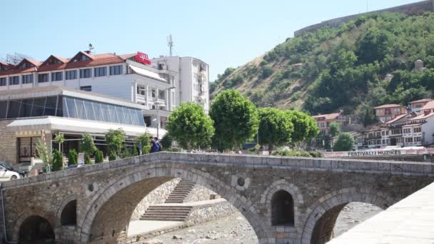 ПРИЗРЕН - КОСОВО, июль 2015 г.: Каменный мост в центре города Призрен — стоковое видео