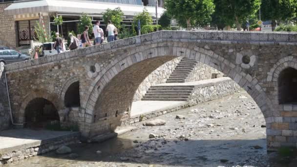 ПРИЗРЕН - КОСОВО, июль 2015 г.: Каменный мост в центре города Призрен — стоковое видео