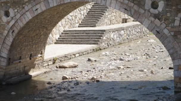 PRIZREN - KOSOVO, JULY 2015: Stone Bridge at Prizren city center — Stock Video