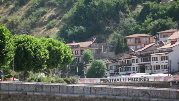 Prizrenu - Kosovo, červenec 2015: Kamenný most v centru města Prizren — Stock video