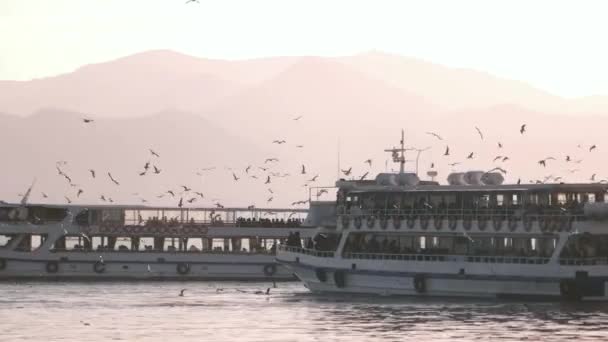 IZMIR - FEBRERO, 2016: Ferry Seals desde la estación de ferry de Karsiyaka para transportar pasajeros al centro de la ciudad de Izmir . — Vídeo de stock