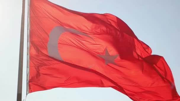 Türkische Flagge in Zeitlupe vor sonnigem Hintergrund — Stockvideo