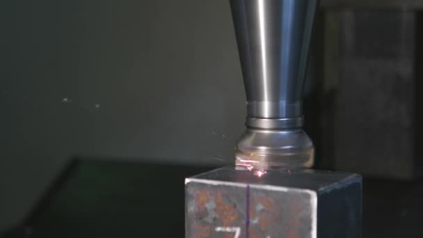 Máquina de trituração CNC para metalurgia . — Vídeo de Stock