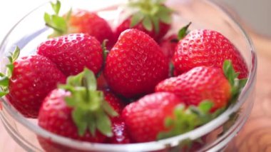 Taze çilek güneş ışığı ile döner