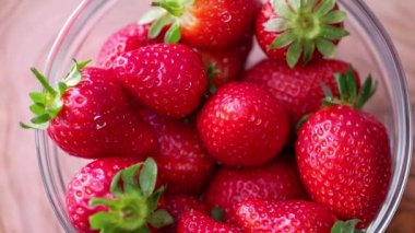 Taze çilek güneş ışığı ile en iyi görünümü döndürme