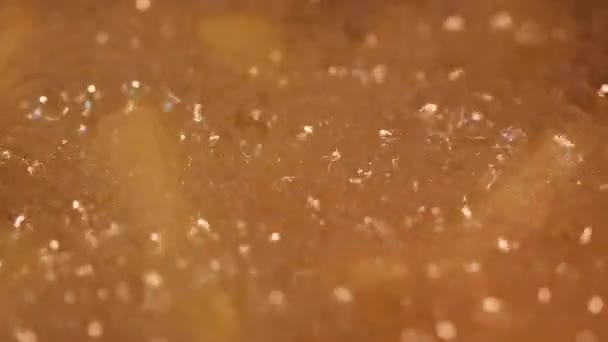 Patates kızartması yağı kaynar suda yemek — Stok video