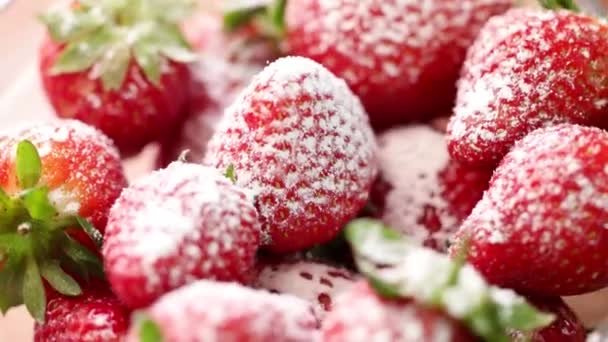 Πασπαλίζουμε ζάχαρη σε σκόνη στις φράουλες — Αρχείο Βίντεο