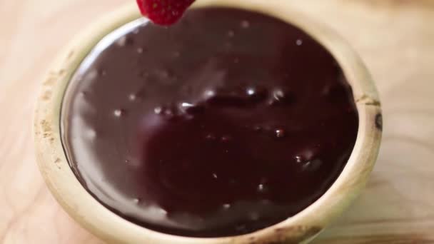 Fragola andando in cioccolato rallentatore — Video Stock