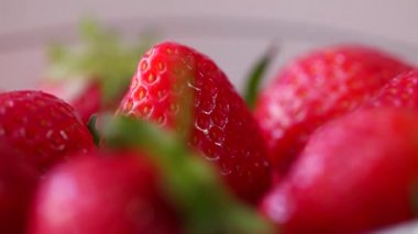 Taze çilek güneş ışığı ile döner.