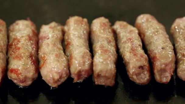 Barbecue grillen van de Turkse gehaktbal inegol kofte — Stockvideo