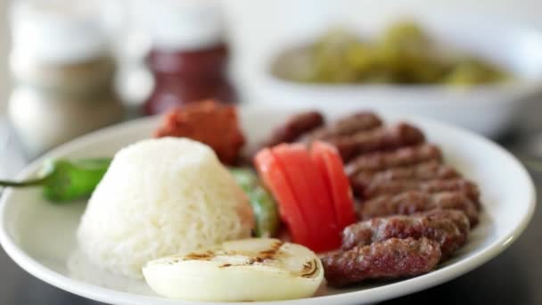 Turkish meatball inegol kofte with rice, onion, tomatoes and green pepper. Rotating shot. Slow motion and close up. Seamless looping. — Stock Video