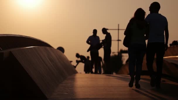 Σμύρνη - Τουρκία, Ιούνιος 2016: Άνθρωποι που απολαμβάνουν την όμορφη ξύλινη γέφυρα στο ηλιοβασίλεμα σε Bostanli, Καρσίγιακα — Αρχείο Βίντεο