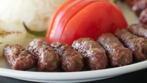Turkish meatball inegol kofte with rice, onion, tomatoes and green pepper. Rotating shot. Slow motion and close up. Seamless looping. — Stock Video
