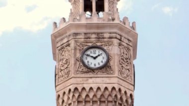 Izmir Saat Kulesi zaman atlamalı video.