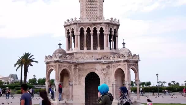IZMIR, TURQUÍA - JUNIO 2016: Escena cotidiana en la torre del reloj del centro de Izmir . — Vídeos de Stock